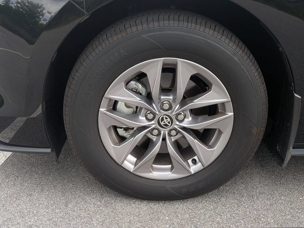 Used 2025 Toyota Sienna LE w/ LE Plus Package FWD image 6