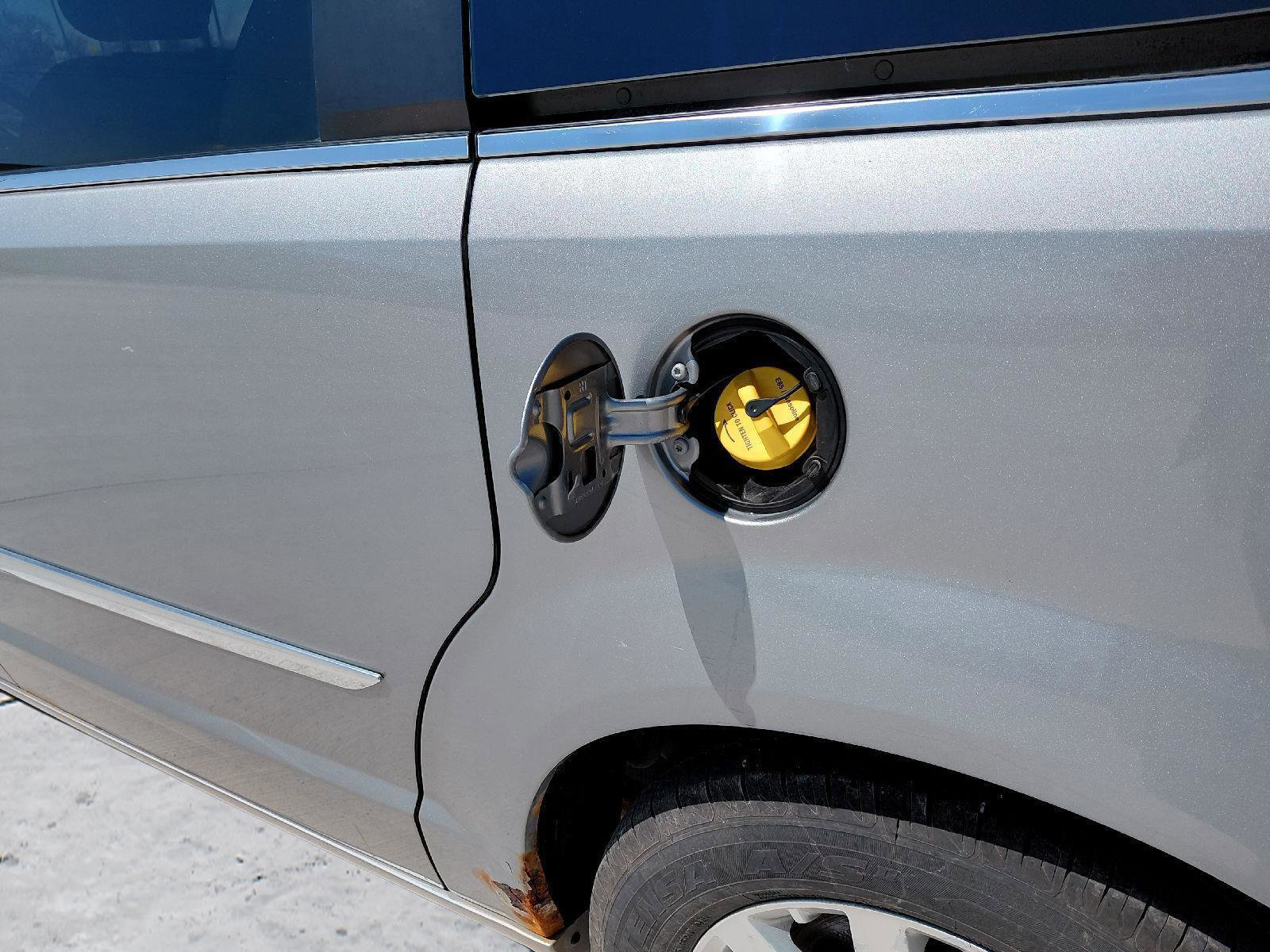 Used 2015 Chrysler Town & Country Touring FWD image 23