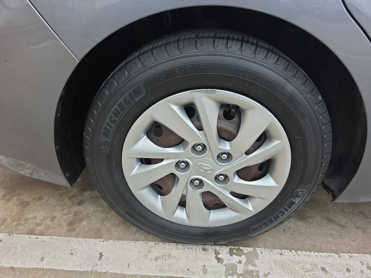 Used 2017 Hyundai Elantra SE image 29