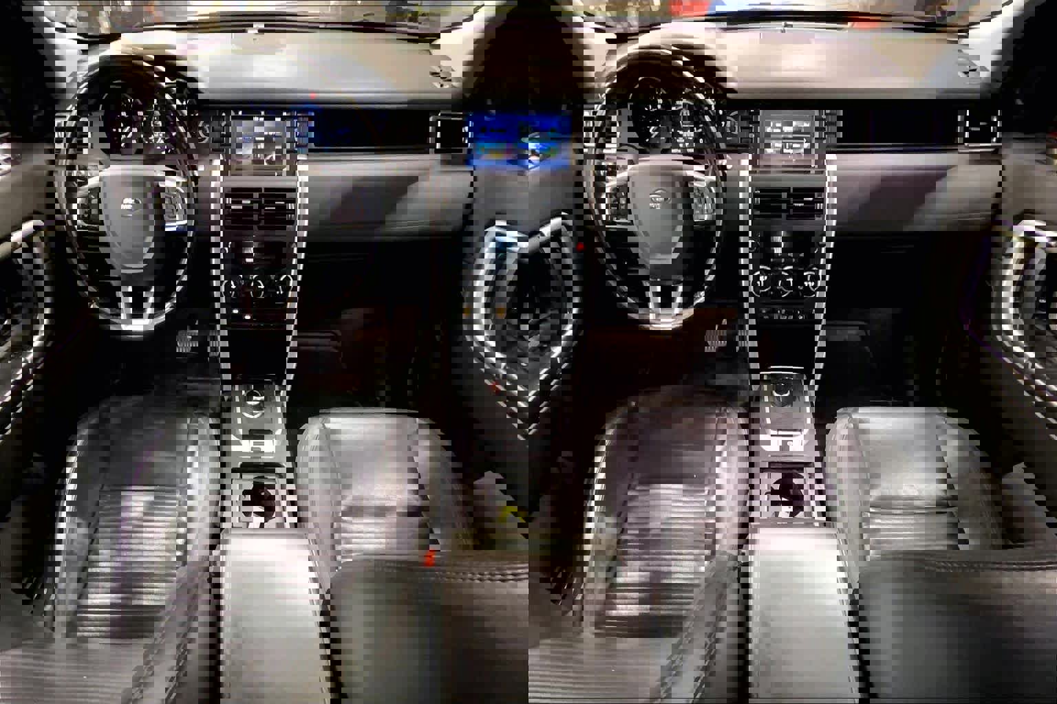 Used 2017 Land Rover Discovery Sport HSE Luxury image 15