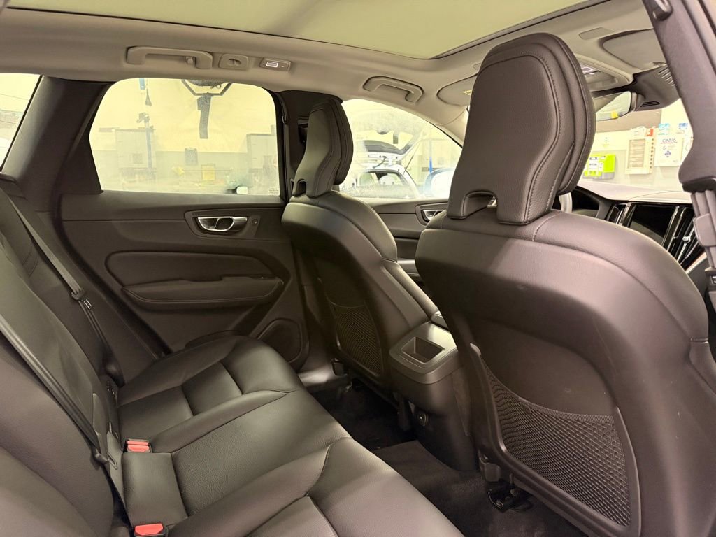 Used 2023 Volvo XC60 B5 Plus image 25