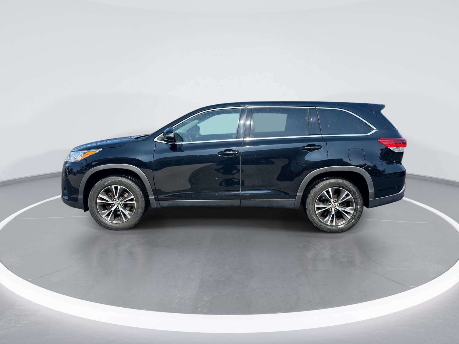 Used 2019 Toyota Highlander LE FWD image 6