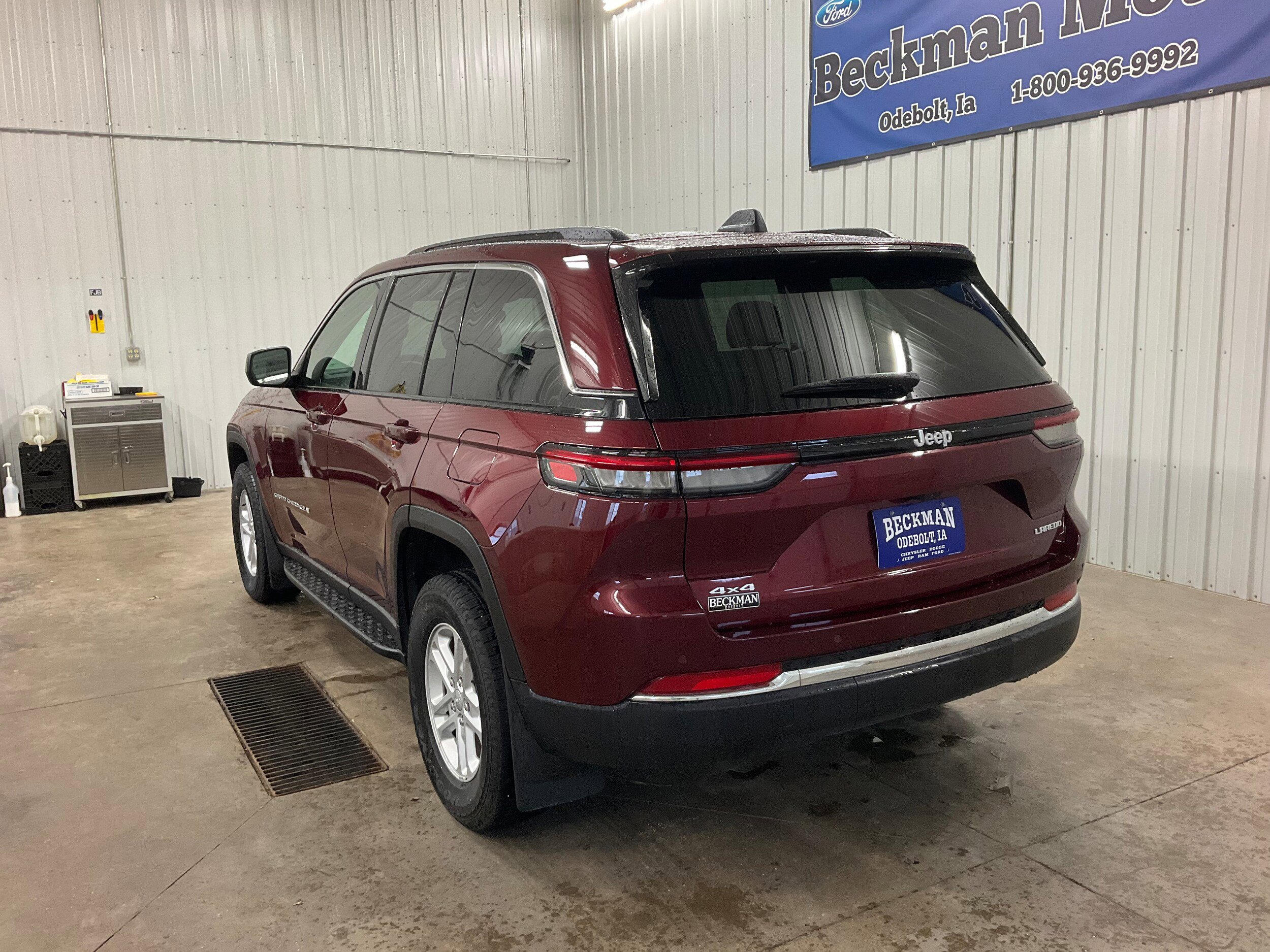 Used 2024 Jeep Grand Cherokee Laredo AWD/4WD image 3