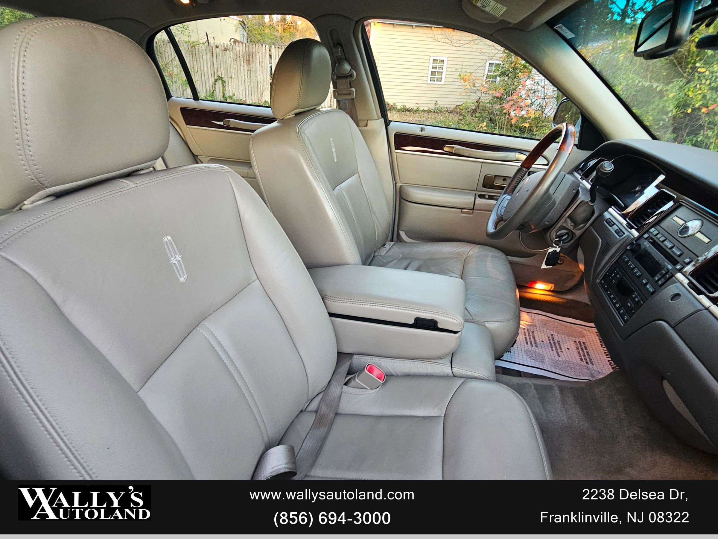 Used 2009 Lincoln Town Car Signature Limited image 39