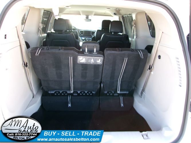 Used 2018 Chrysler Pacifica Touring-L image 15