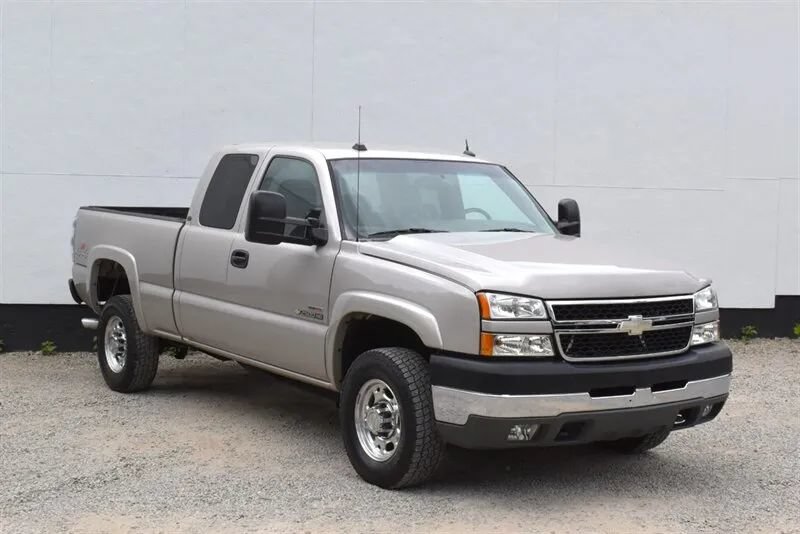 Used 2005 Chevrolet Silverado 2500 LT w/ Heavy-Duty Power Package AWD/4WD image 1