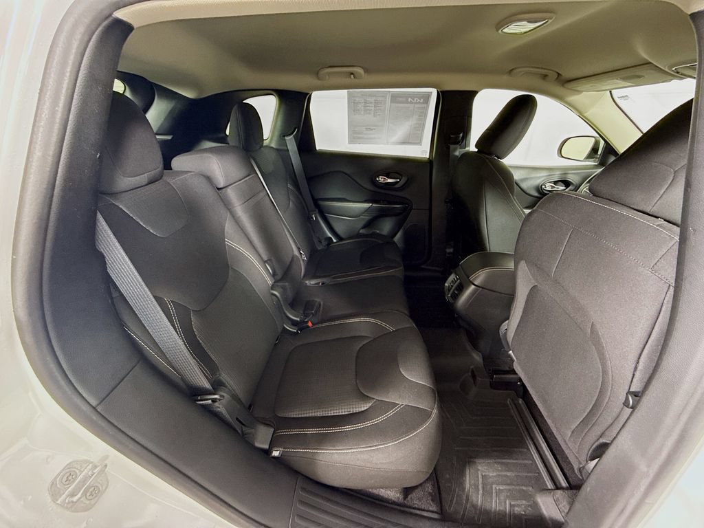 Used 2016 Jeep Cherokee Latitude w/ Comfort/Convenience Group AWD/4WD image 31