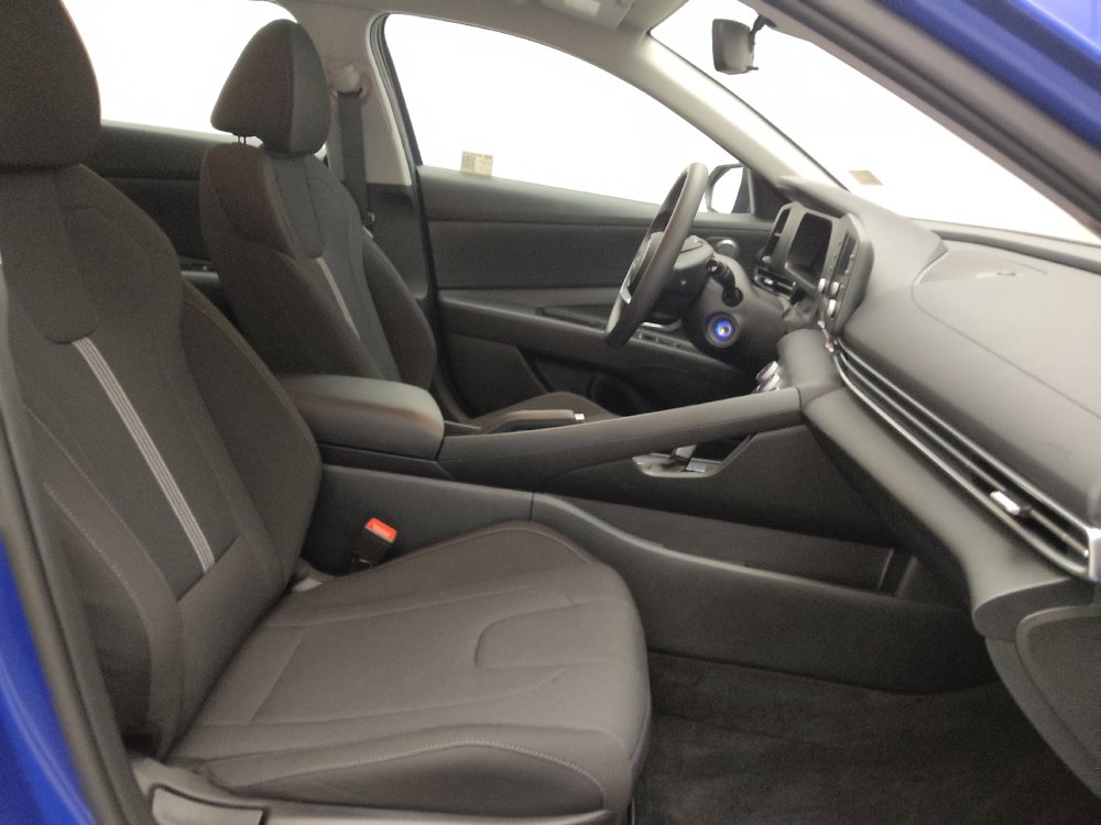 Used 2025 Hyundai Elantra SE image 19