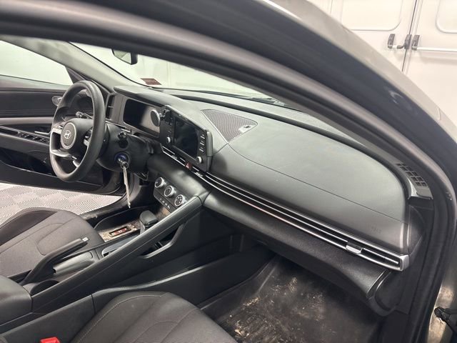 Used 2025 Hyundai Elantra SE image 17