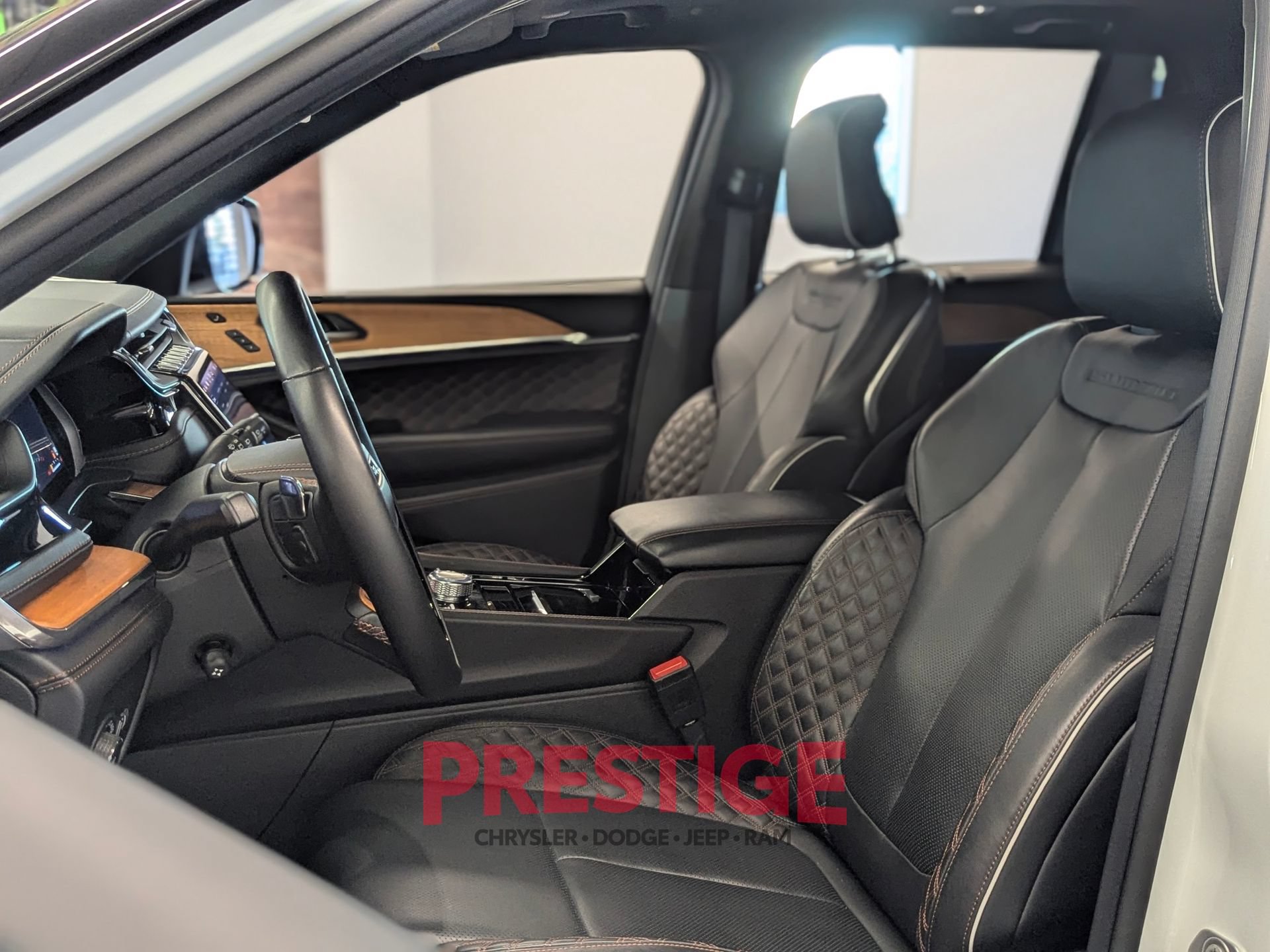 Used 2022 Jeep Grand Cherokee Summit AWD/4WD image 29