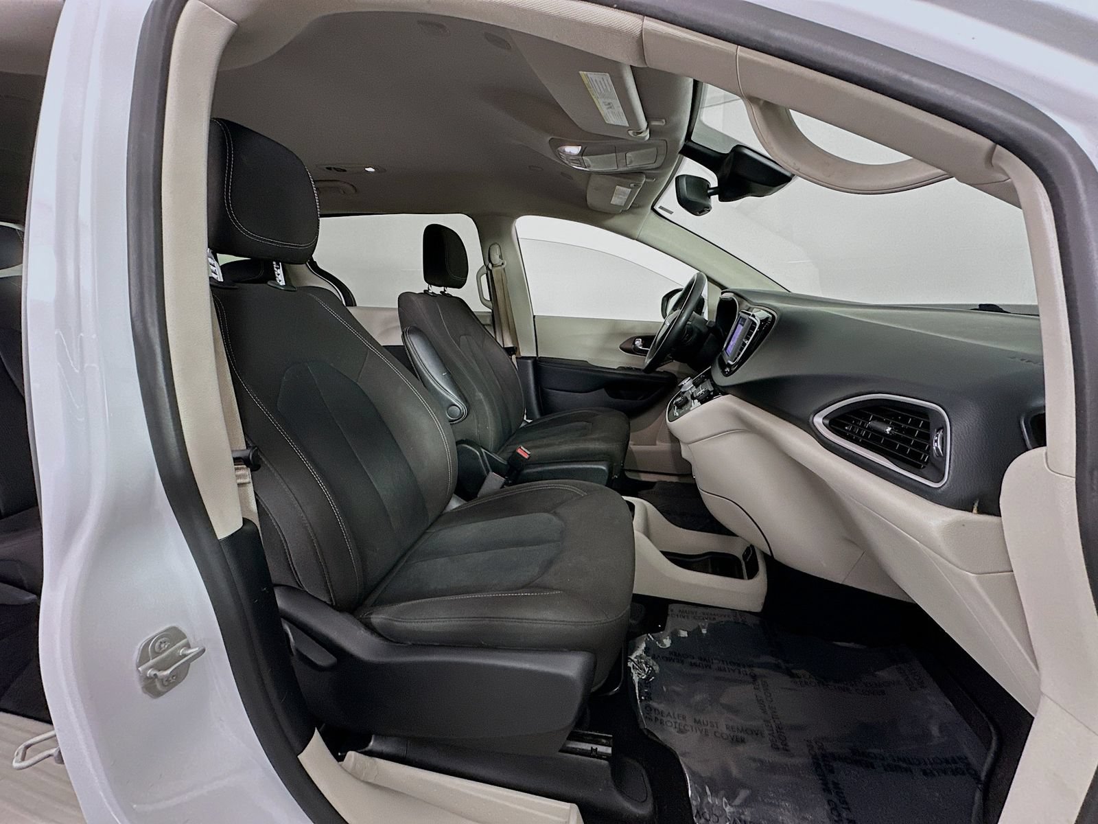 Used 2023 Chrysler Voyager LX FWD image 28