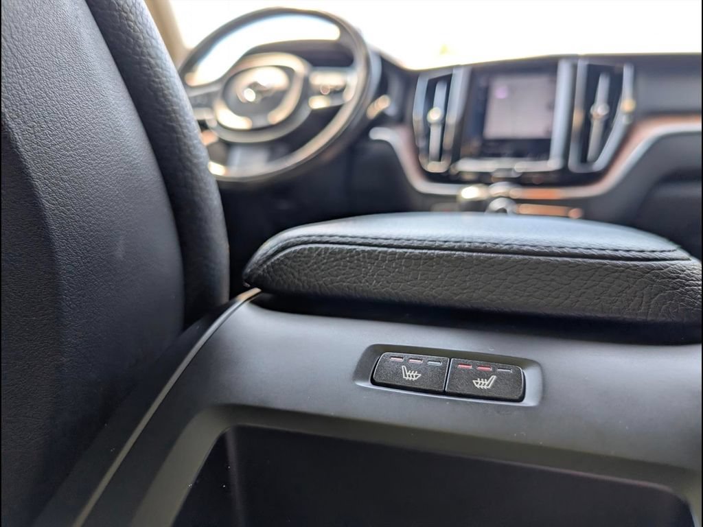 Used 2021 Volvo XC60 T6 Momentum AWD/4WD image 15