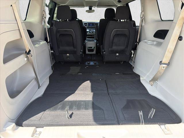 Used 2018 Chrysler Pacifica Touring Plus w/ Tire & Wheel Group FWD image 20