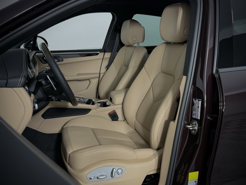 New 2025 Porsche Macan image 5