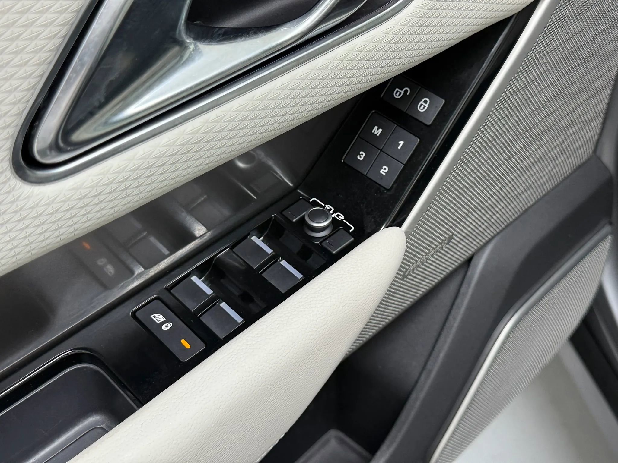 Used 2018 Land Rover Range Rover Velar R-Dynamic SE image 24