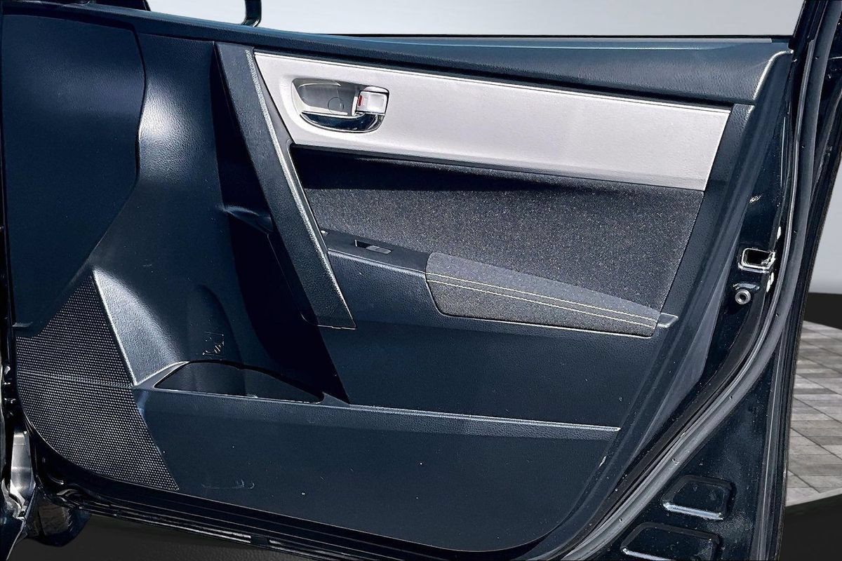 Used 2017 Toyota Corolla LE w/ Carpet Mat Package (TMS) FWD image 15