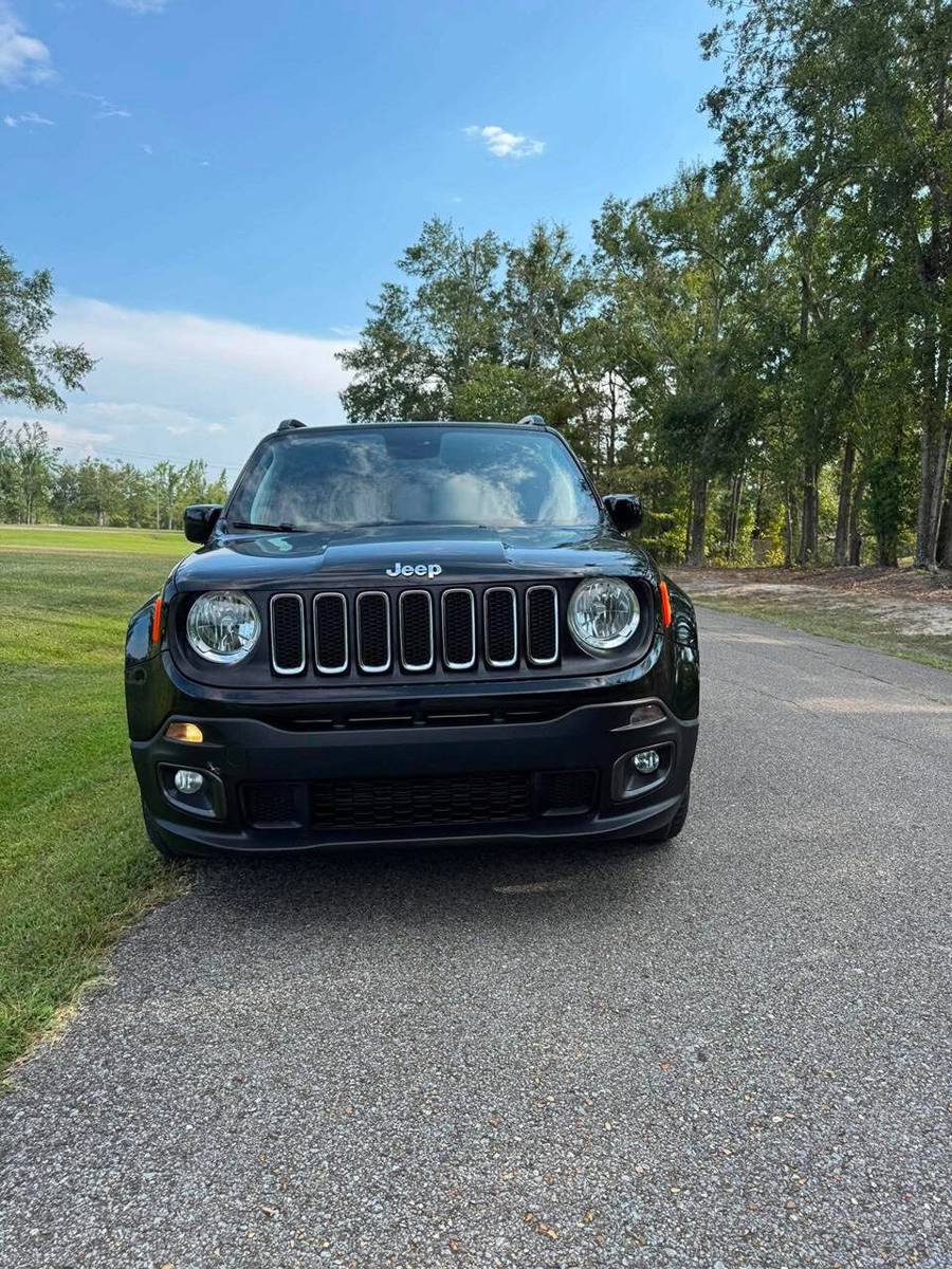 Used 2018 Jeep Renegade Latitude FWD image 2