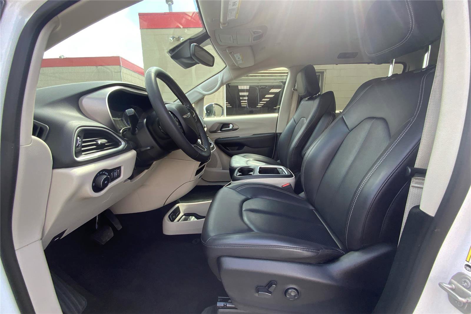 Used 2023 Chrysler Pacifica Touring-L FWD image 10