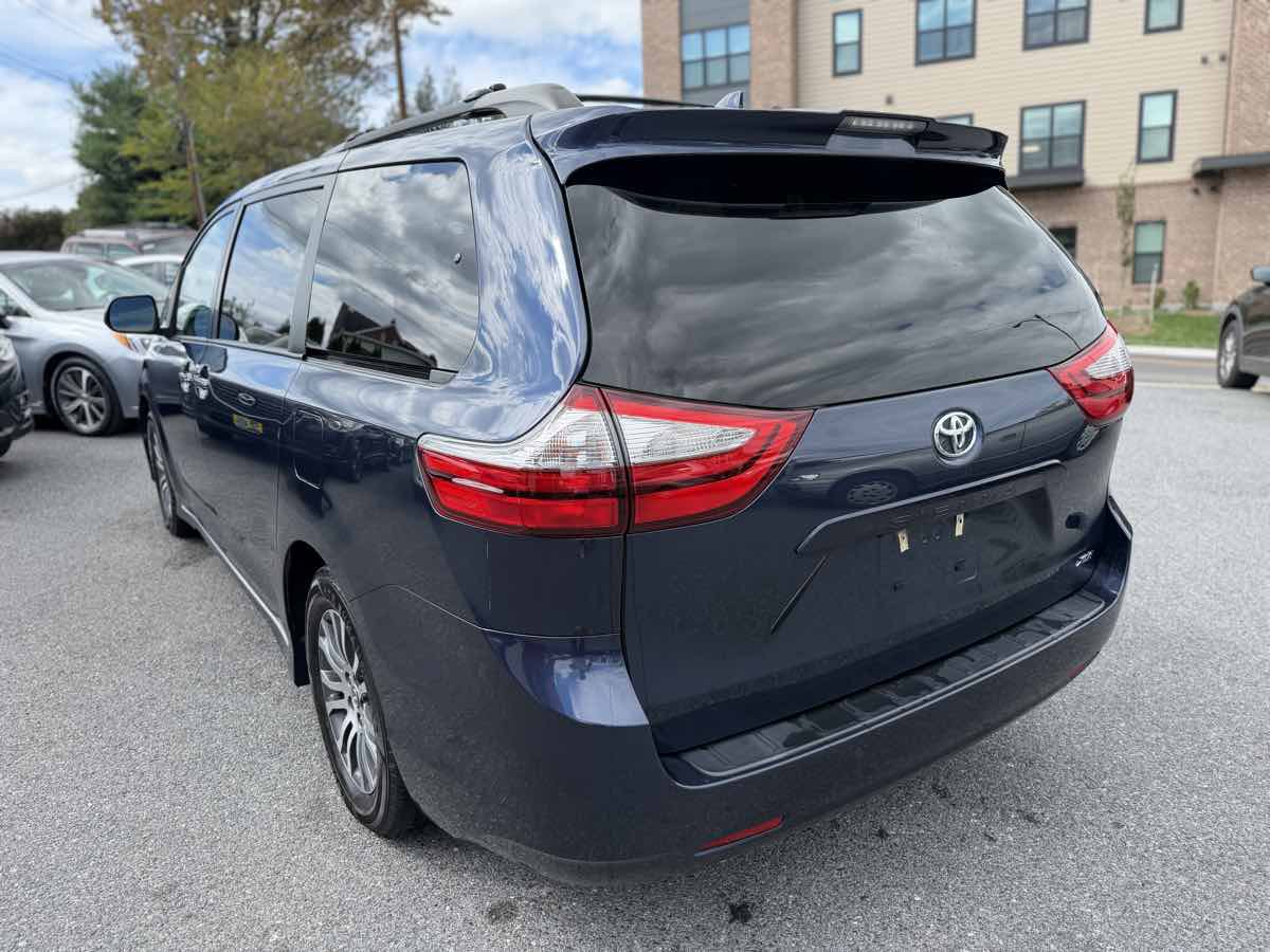 Used 2018 Toyota Sienna XLE Premium FWD image 5