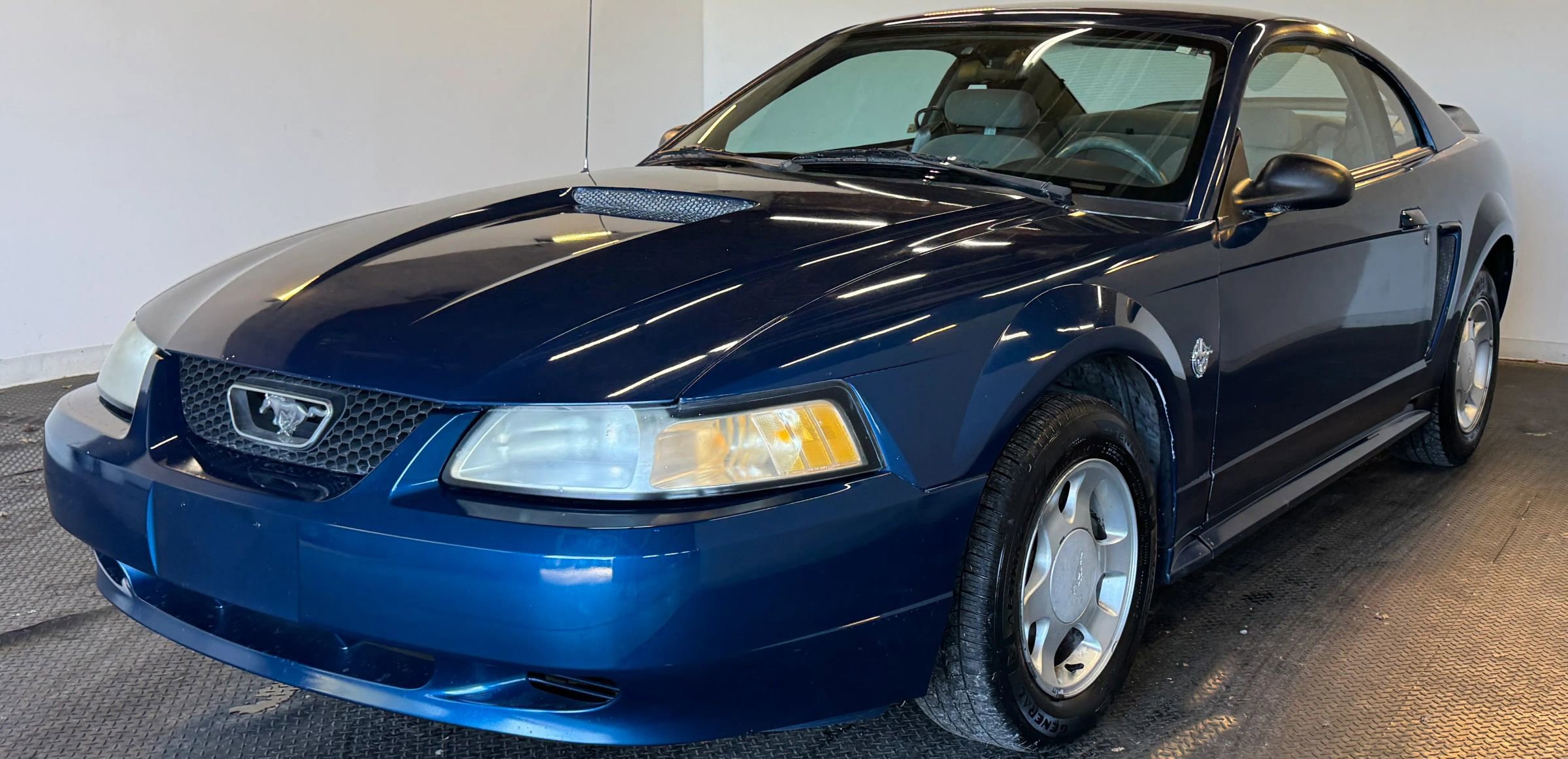 Used 1999 Ford Mustang Coupe image 2