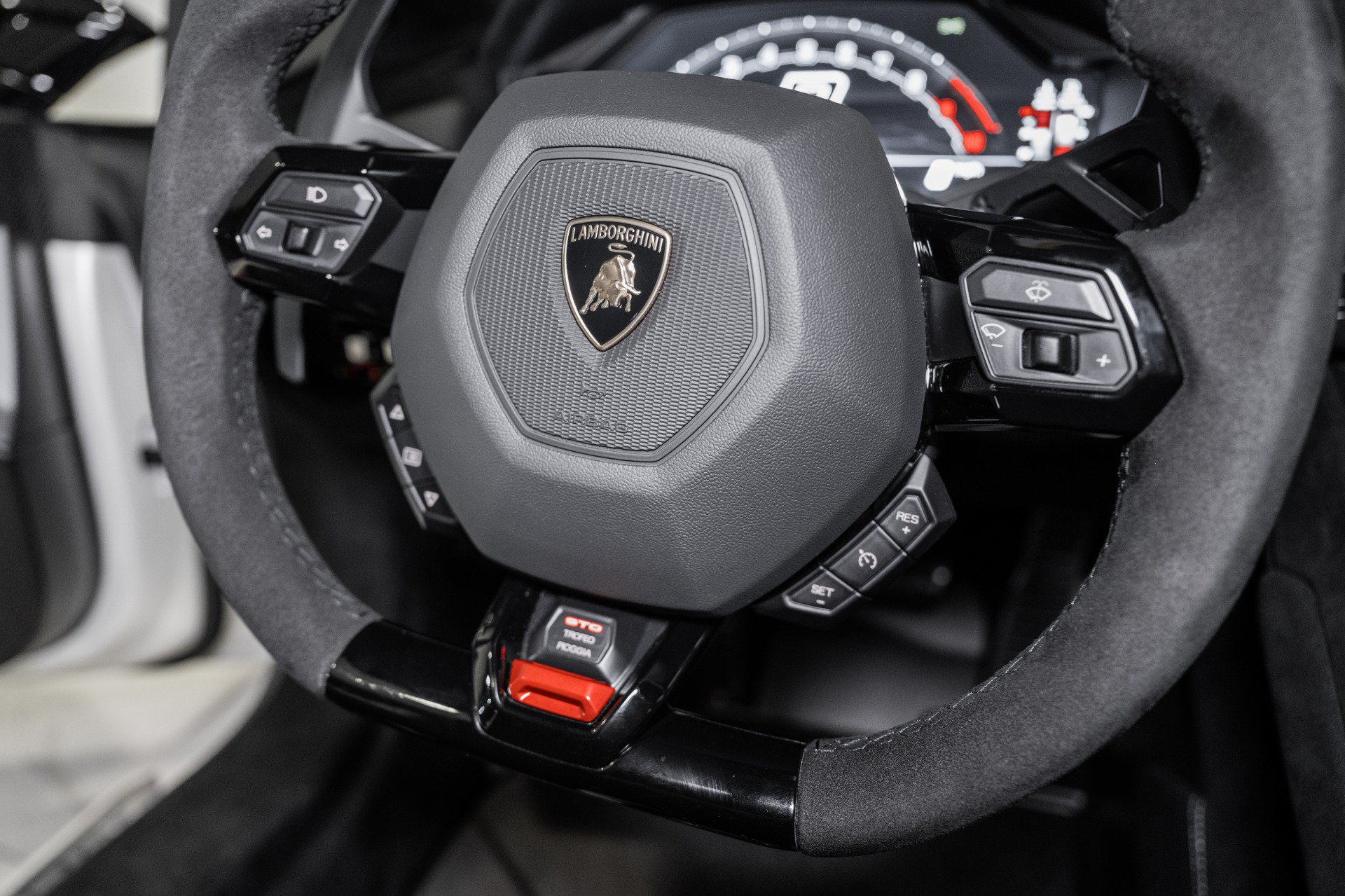 Used 2023 Lamborghini Huracan STO RWD image 40