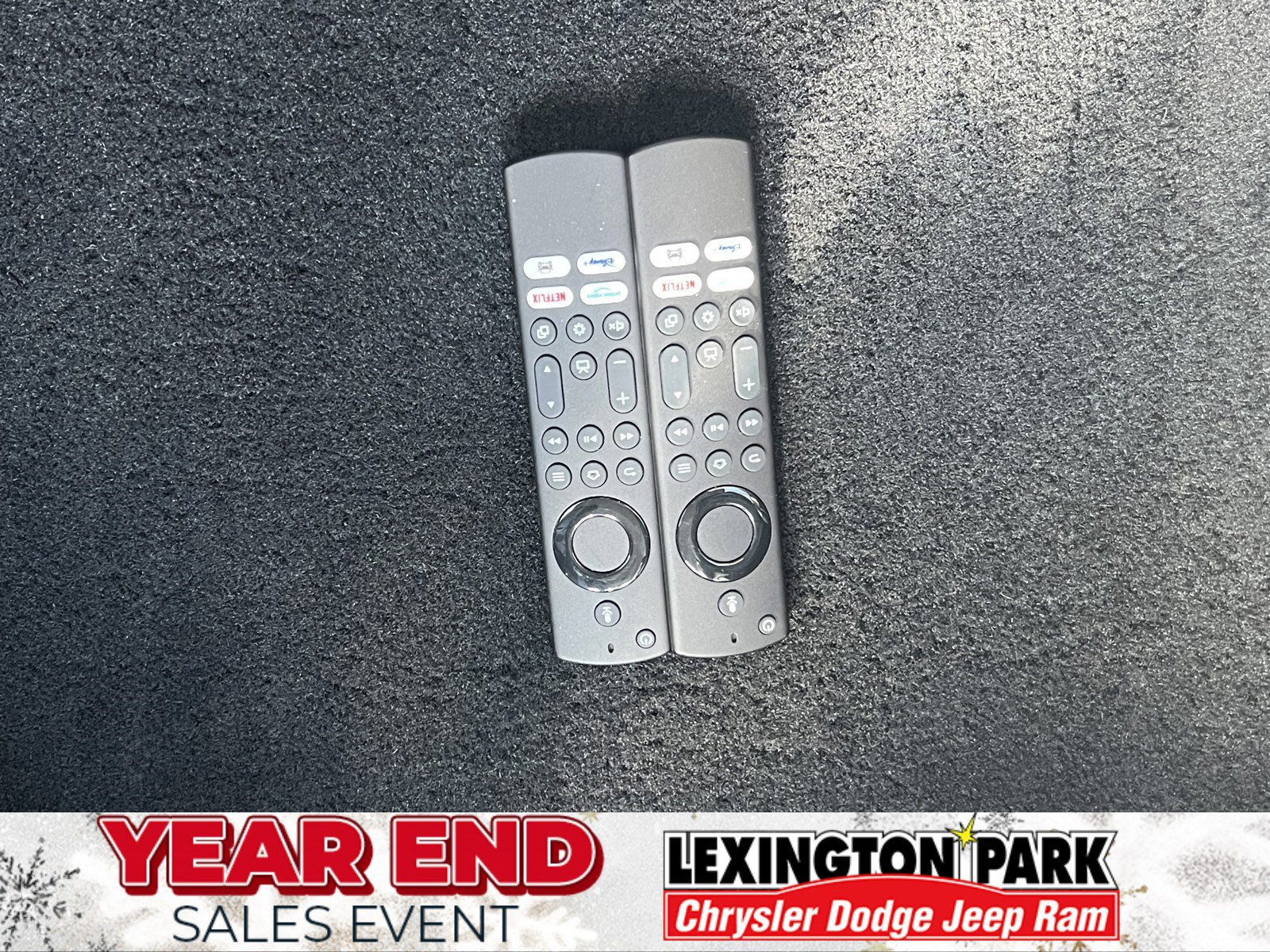 Used 2024 Chrysler Pacifica Select w/ Uconnect Theater Family Group image 18