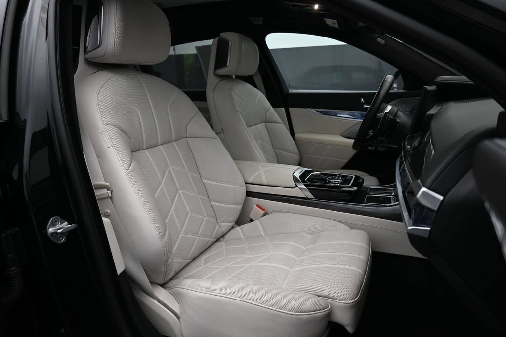 Used 2023 BMW 760i xDrive w/ Luxury Rear Seating Package AWD/4WD image 29