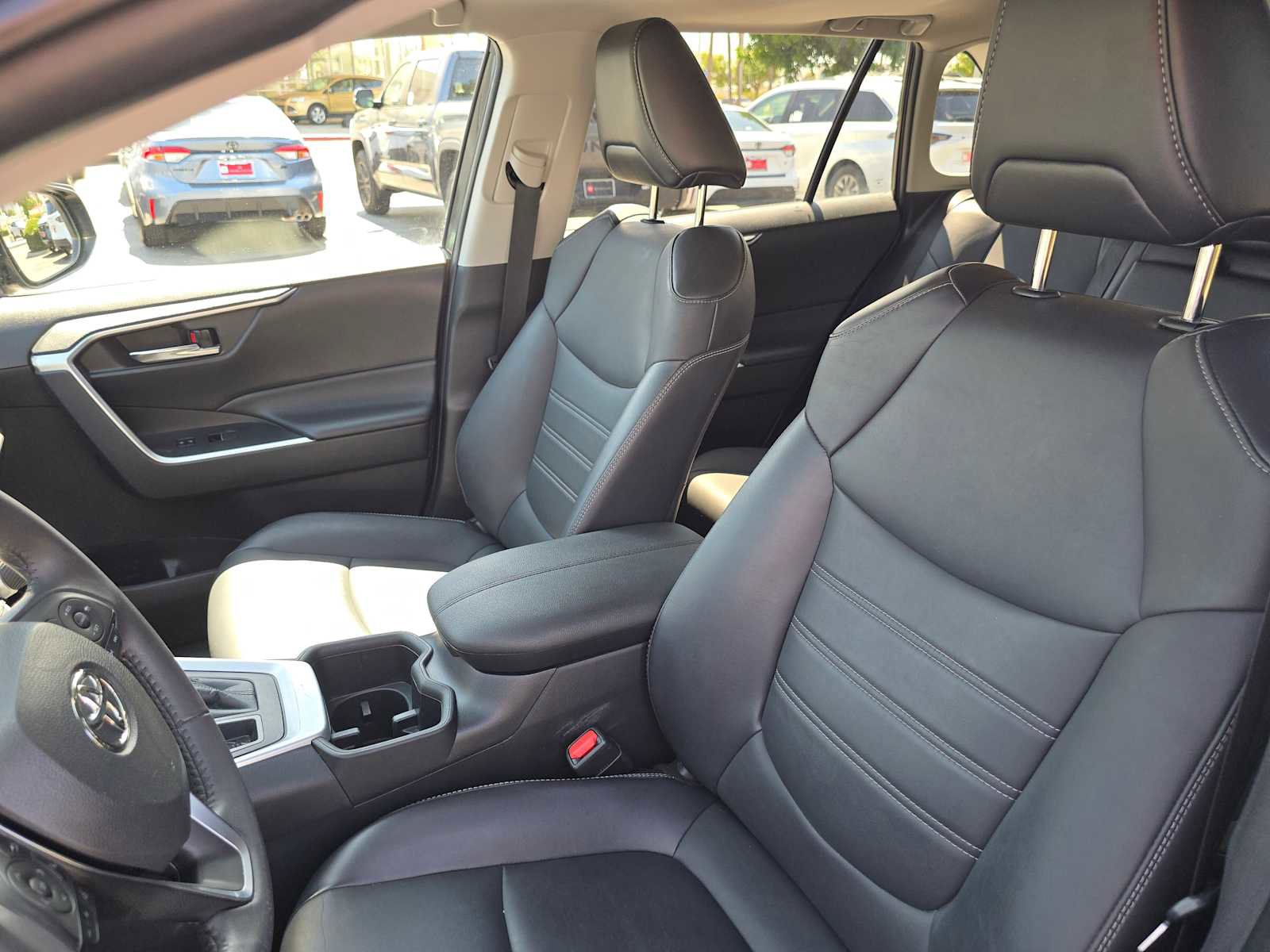 Used 2022 Toyota RAV4 XLE Premium image 43