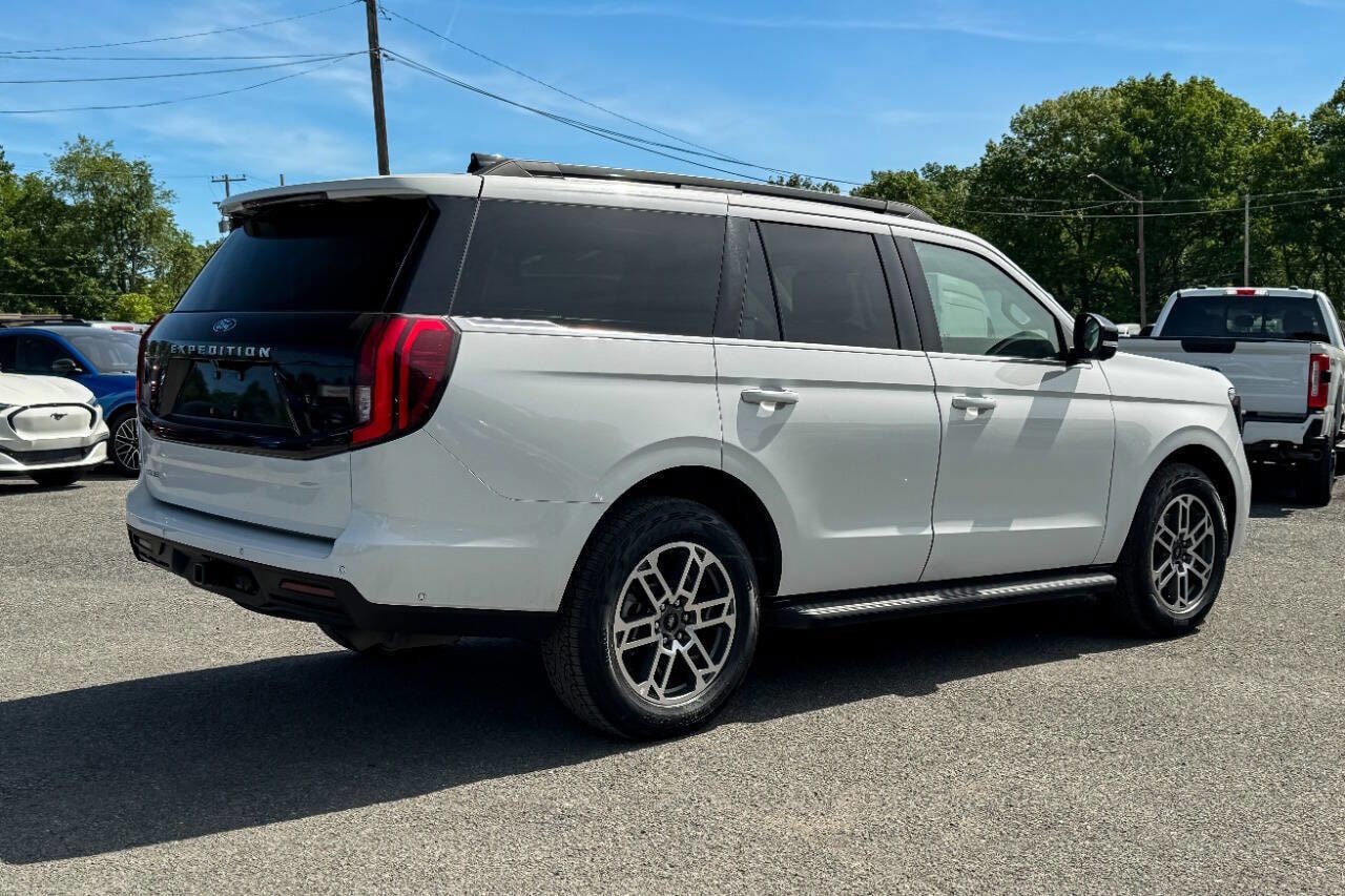 Used 2025 Ford Expedition Active AWD/4WD image 3