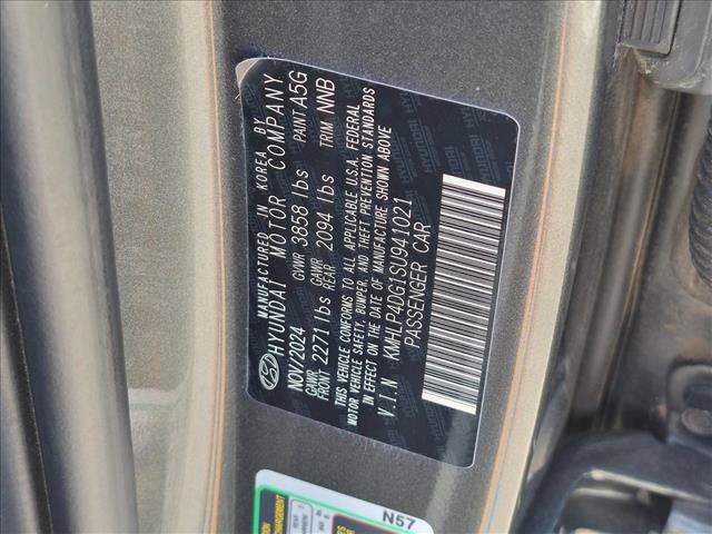 Used 2025 Hyundai Elantra Limited FWD image 25