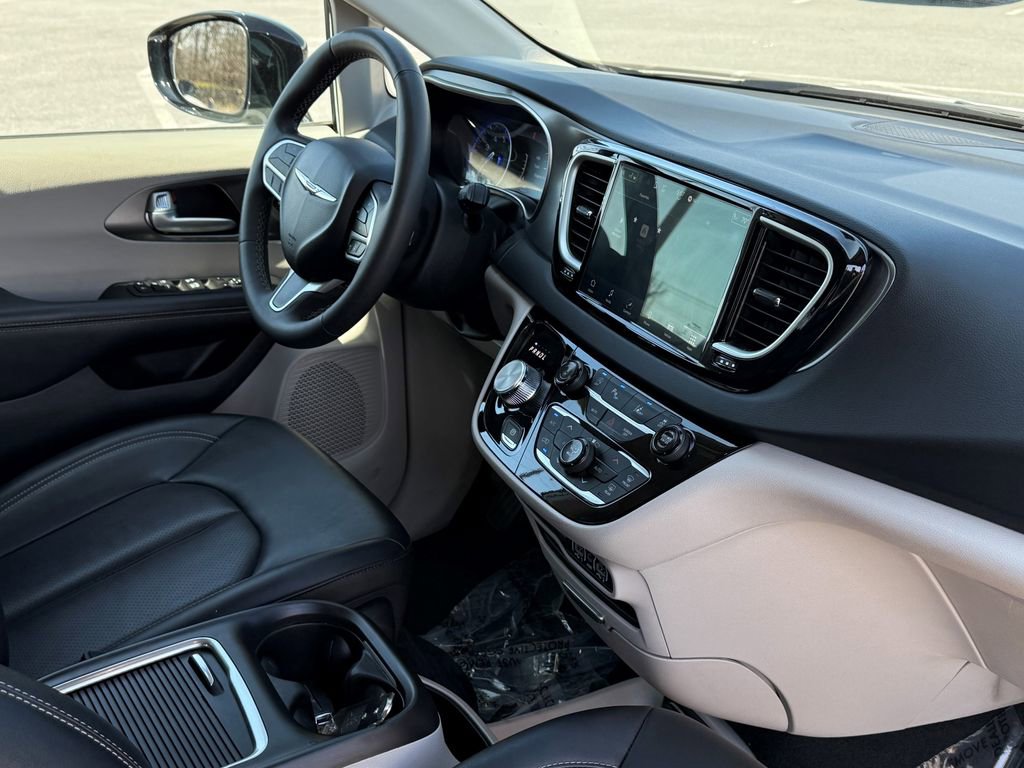 Used 2024 Chrysler Pacifica Touring-L image 7