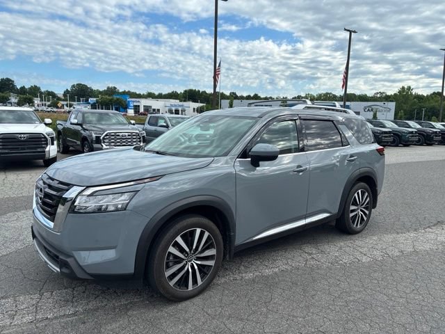 Used 2024 Nissan Pathfinder Platinum FWD image 4