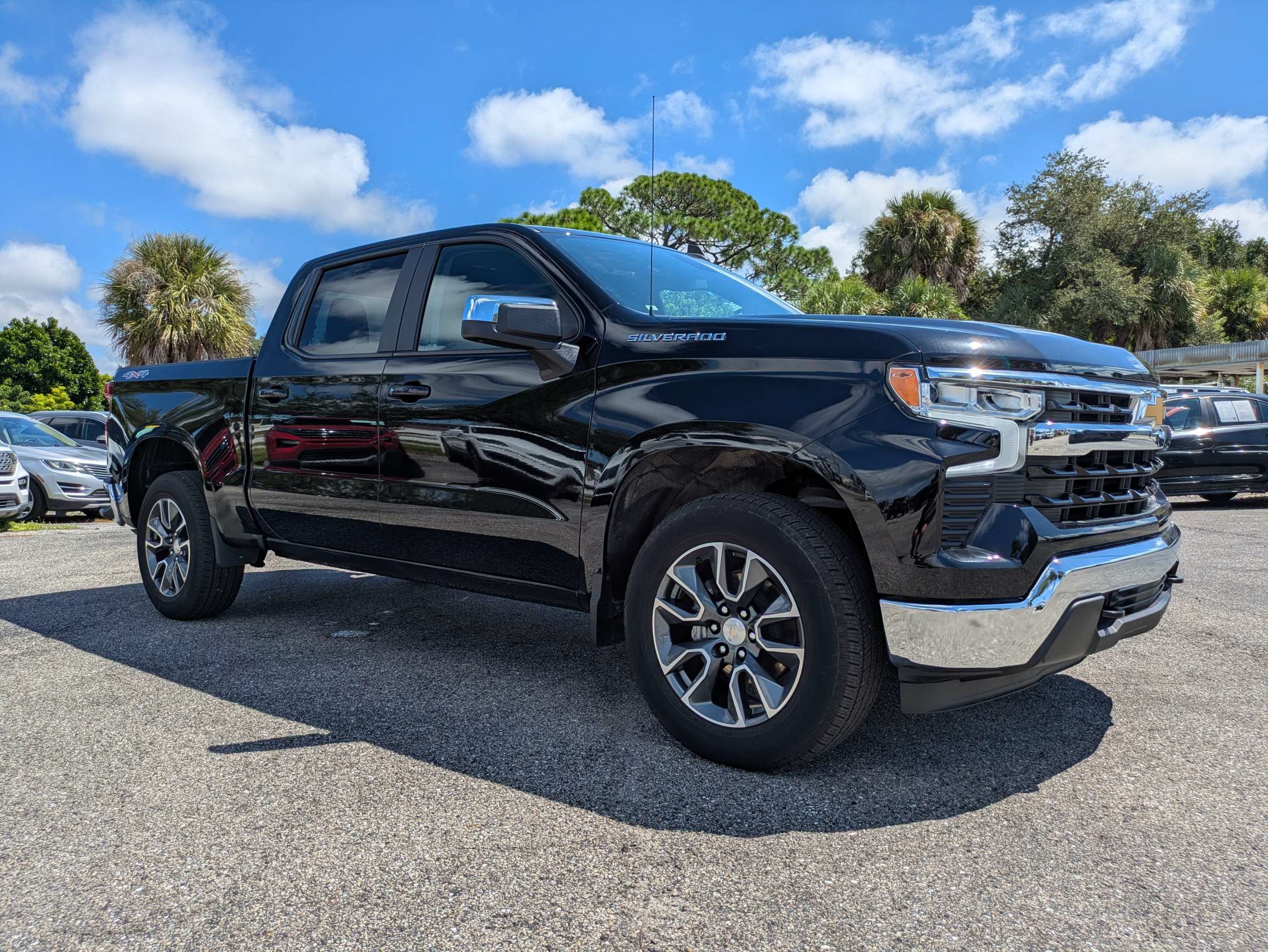Used 2023 Chevrolet Silverado 1500 LT AWD/4WD image 2