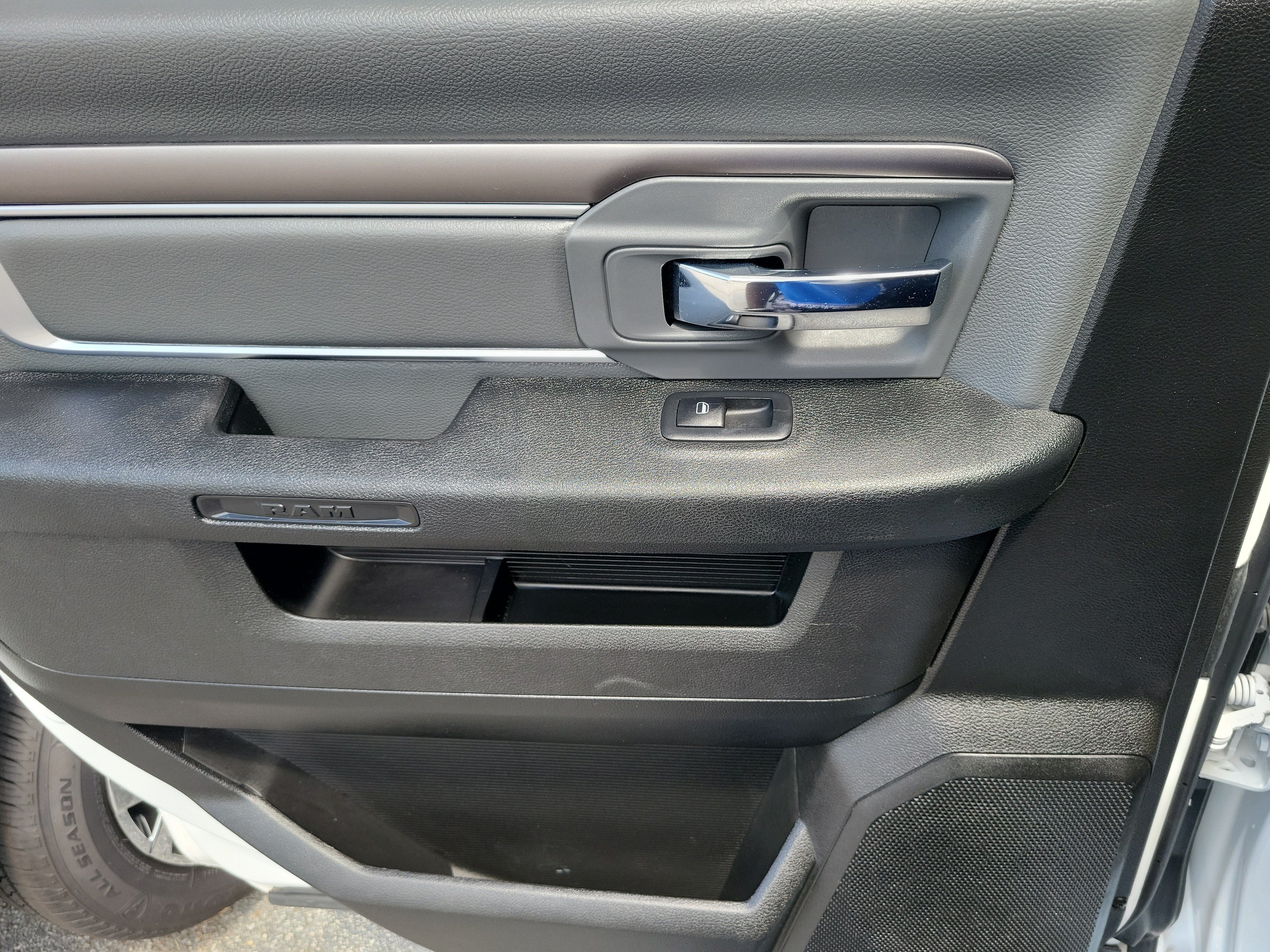 Used 2022 RAM 1500 Classic SLT AWD/4WD image 14