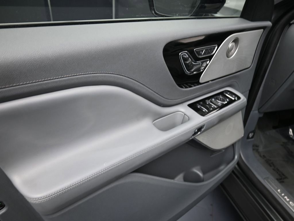 Used 2020 Lincoln Aviator Reserve w/ Equipment Group 202A image 13