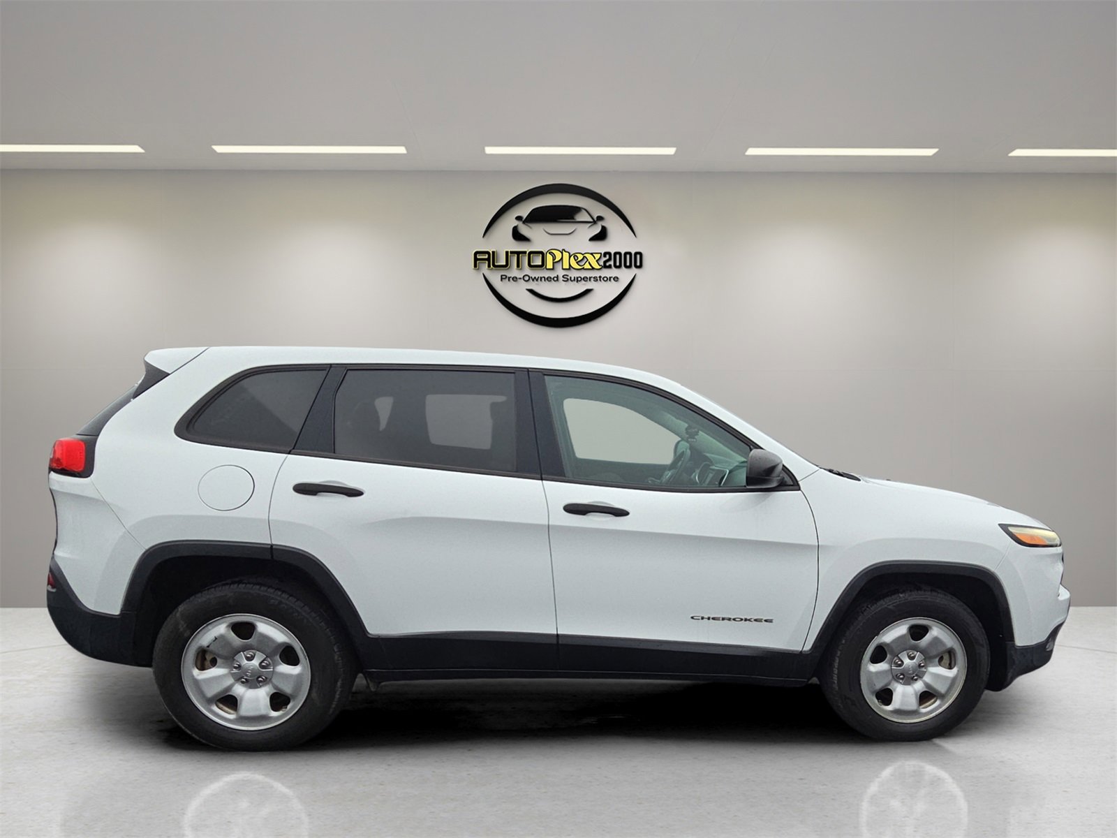 Used 2016 Jeep Cherokee Sport image 8