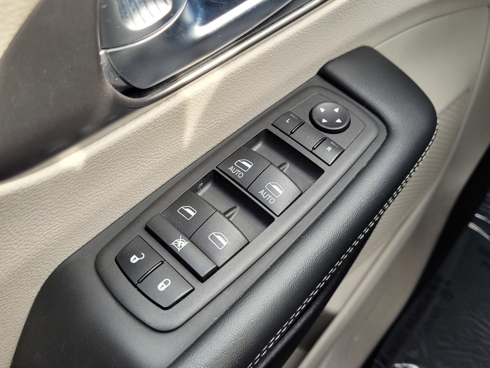 Used 2023 Chrysler Pacifica Touring-L image 17