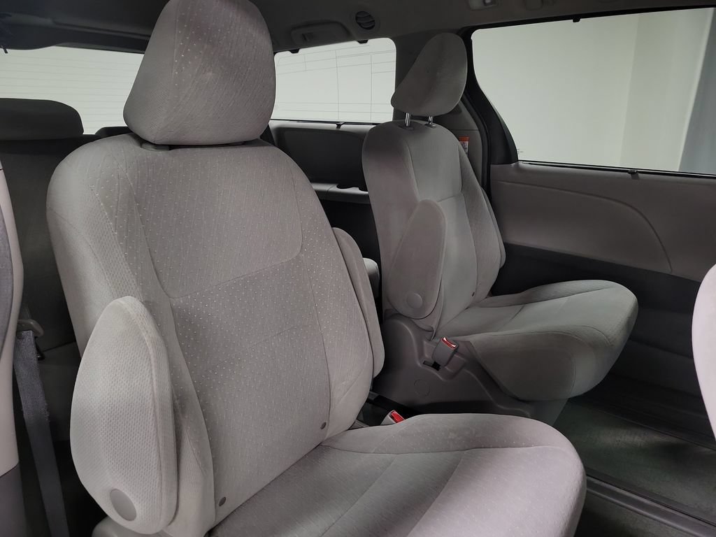 Used 2016 Toyota Sienna LE AWD/4WD image 30