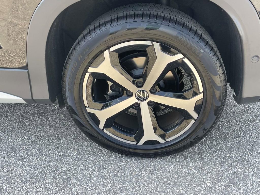 Certified 2025 Volkswagen Tiguan SE FWD image 7