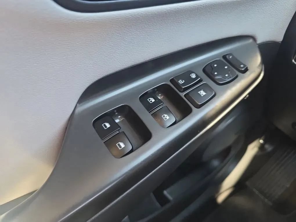 Used 2023 Hyundai Kona Limited AWD/4WD image 25
