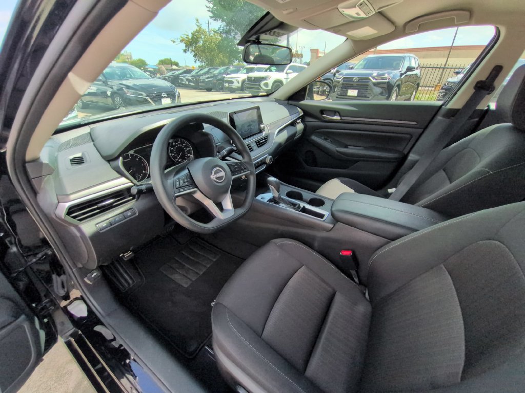 Used 2025 Nissan Altima 2.5 SV FWD image 15