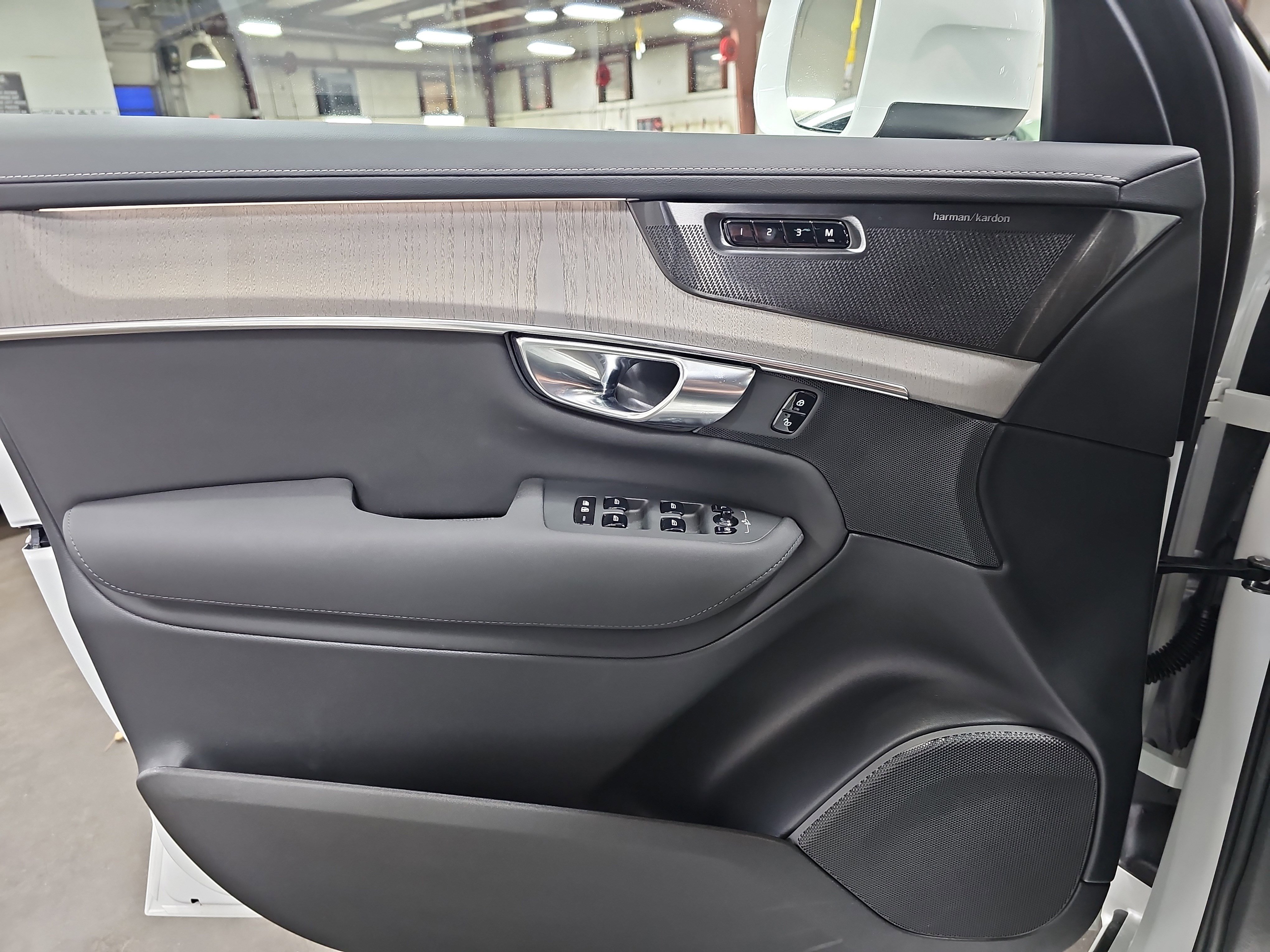 Used 2025 Volvo XC90 T8 Ultra w/ Protection Package Premier image 28