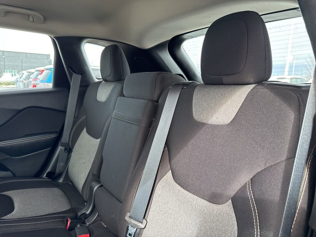 Used 2015 Jeep Cherokee Sport image 18