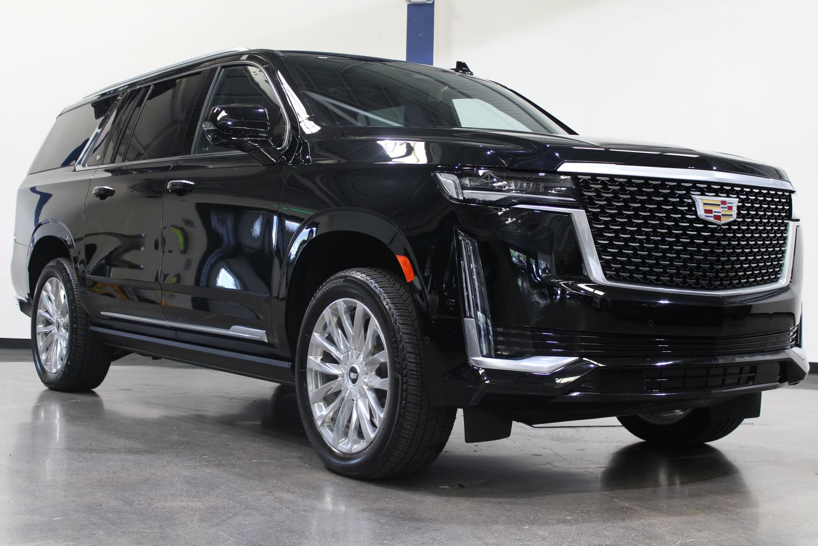 Used 2023 Cadillac Escalade ESV Premium Luxury w/ Performance Package AWD/4WD image 3