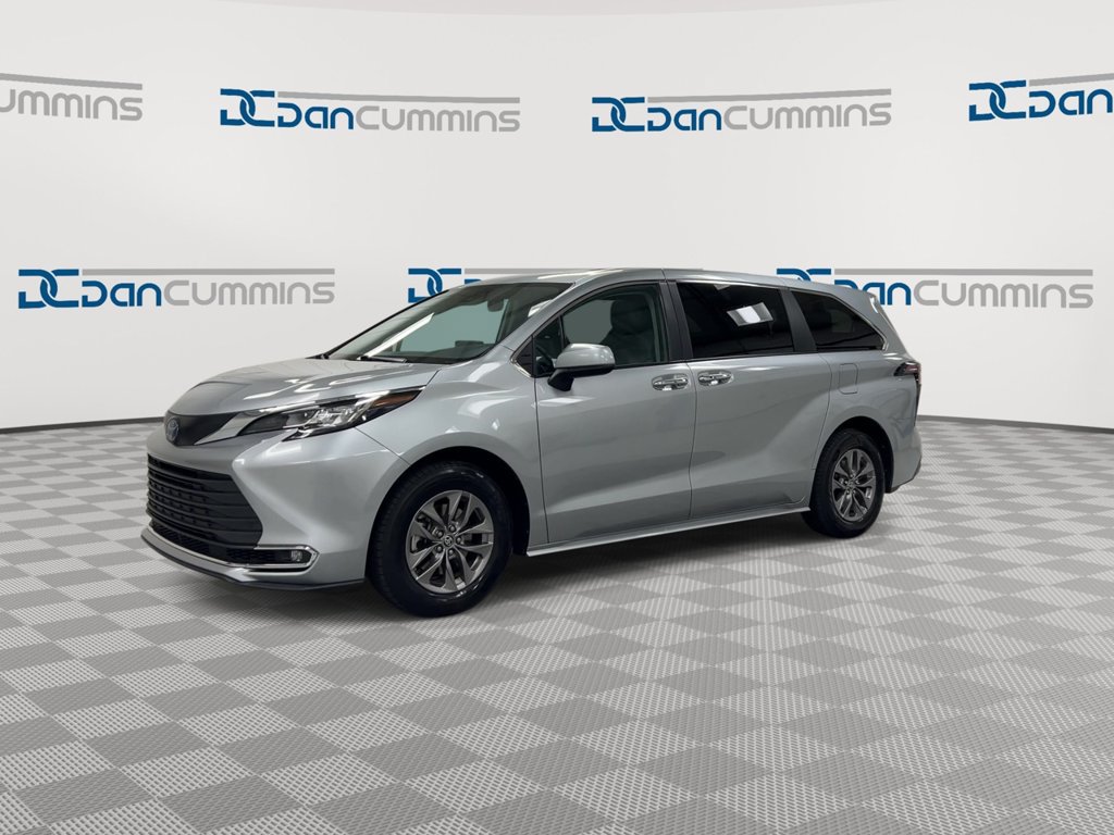 Used 2023 Toyota Sienna XLE AWD/4WD image 4