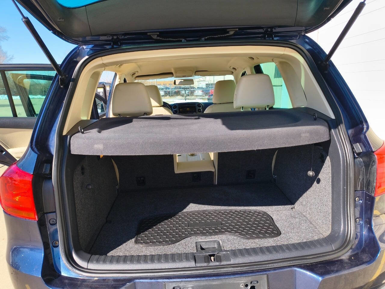 Used 2012 Volkswagen Tiguan LE FWD image 5