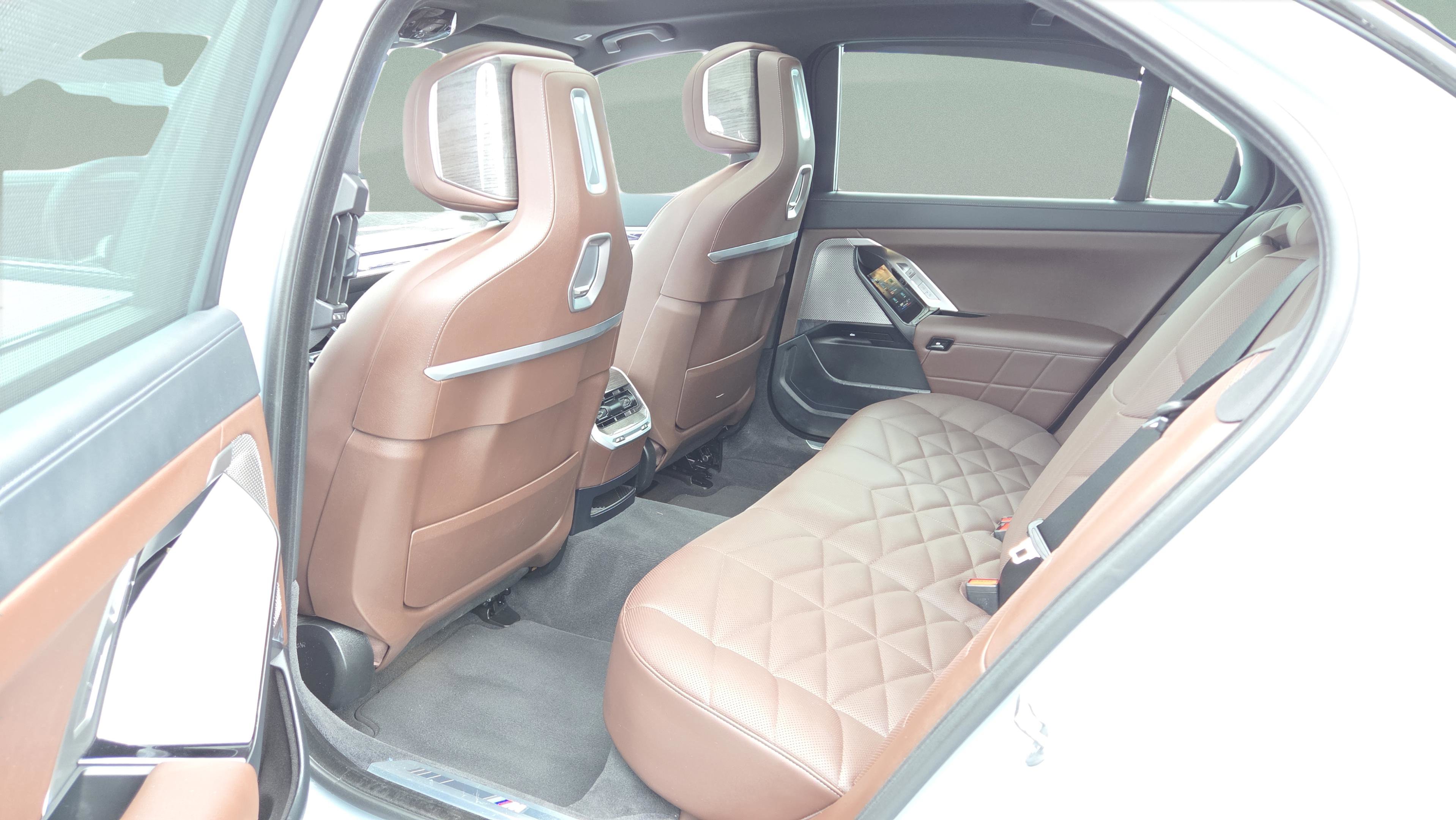 Used 2024 BMW 740i xDrive w/ Premium Package AWD/4WD image 10