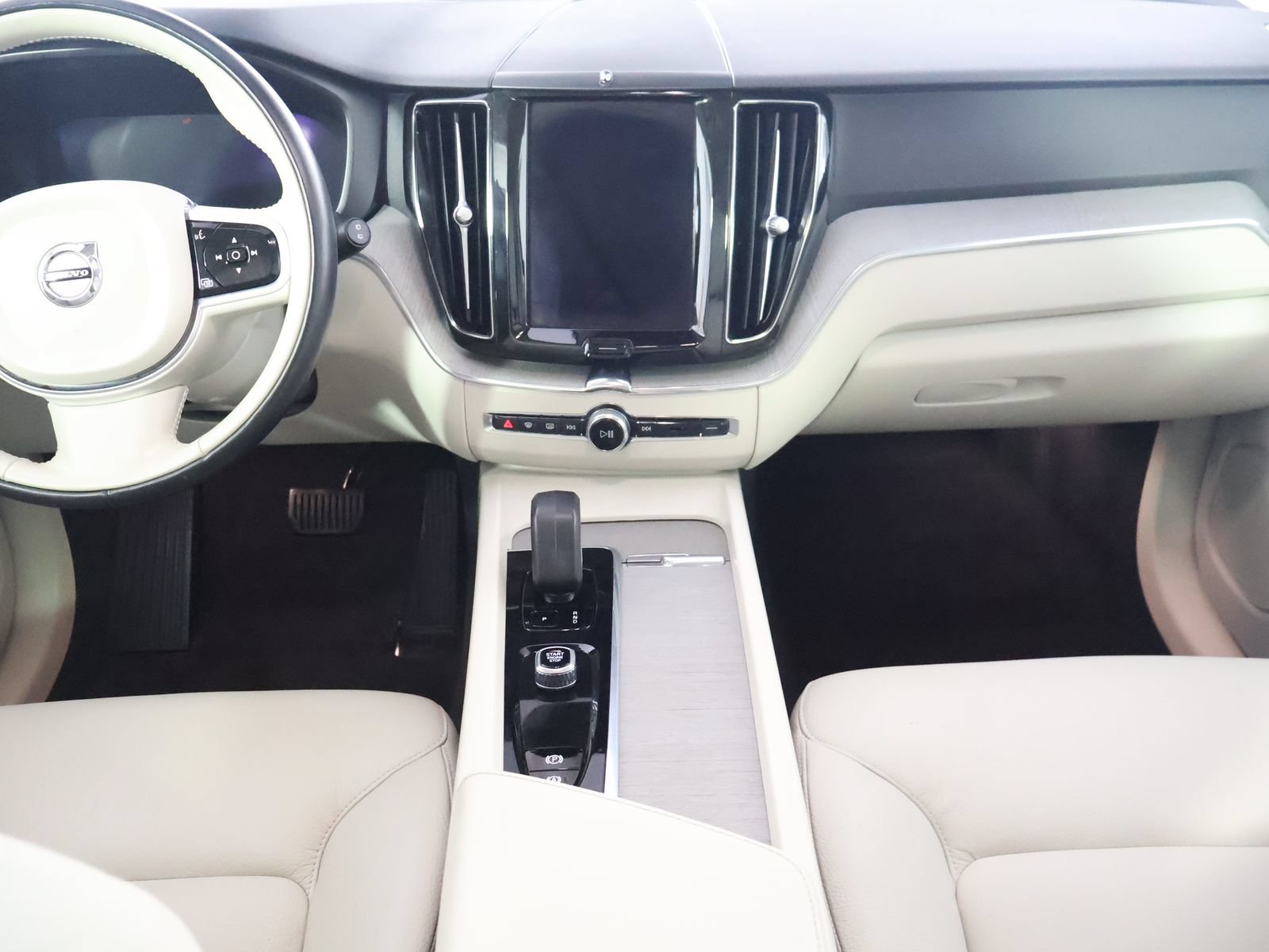 Used 2023 Volvo XC60 B5 Plus AWD/4WD image 29