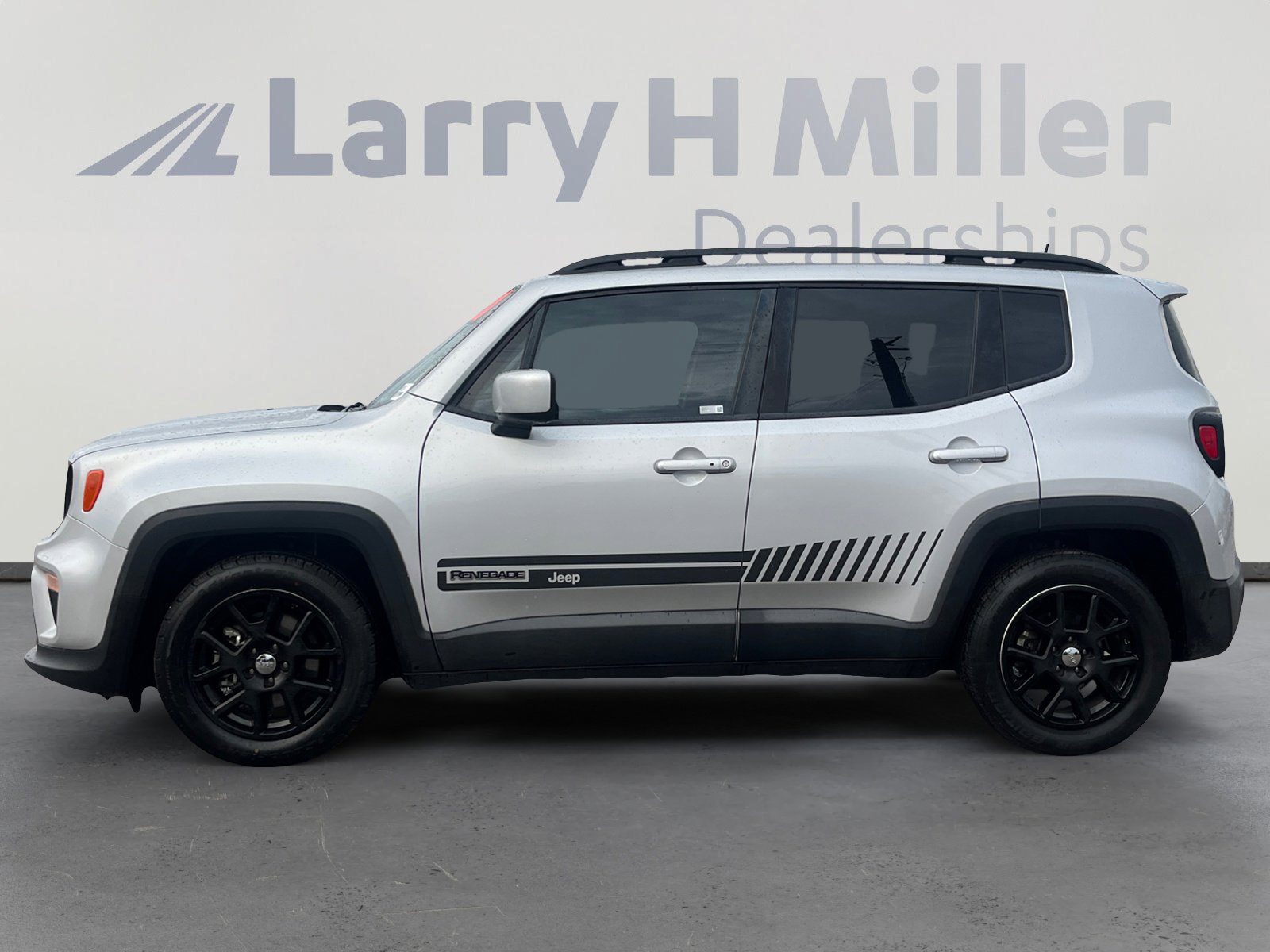 Used 2020 Jeep Renegade Latitude w/ UConnect 8.4 Nav Group image 2