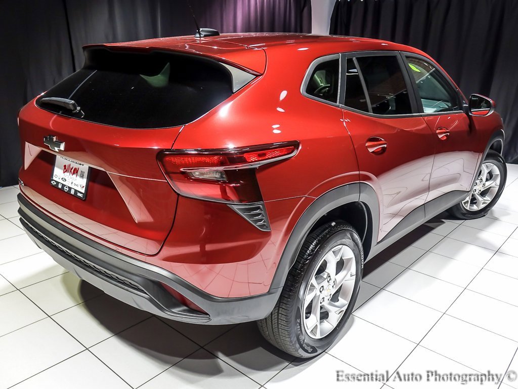 Used 2025 Chevrolet Trax LS w/ LS Convenience Package image 12